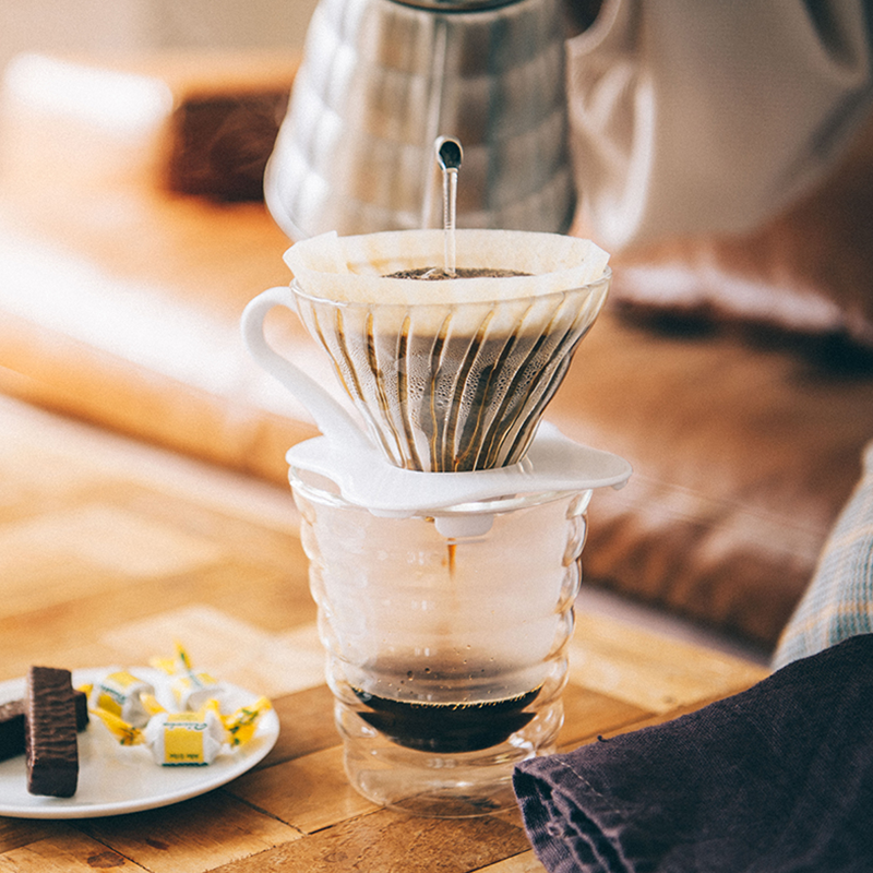 HARIO V60 Glass Dripper 02 VDG-02W kettle pouring brewing coffee